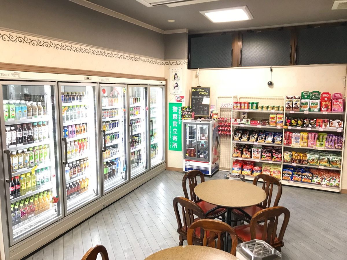 ドリンクが並ぶ店内