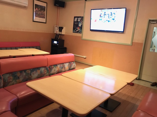 テーブルのある明るいお部屋